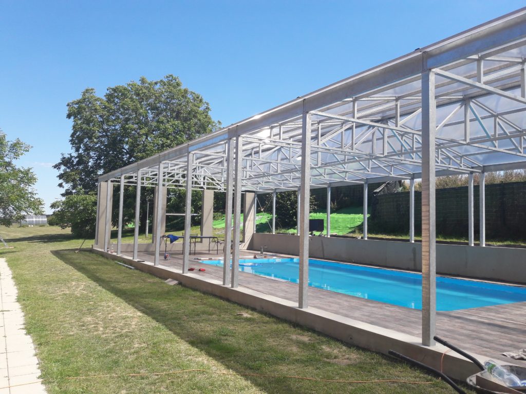 Ocelová příhradová konstrukce zimní zahrady nad bazénem