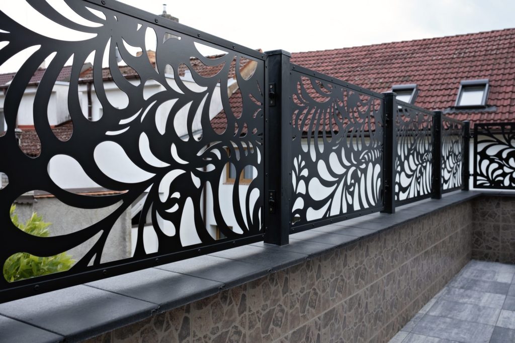 Kovový designový plot PROWERK s laserem vypálenou výplní na motivy listů rostlin