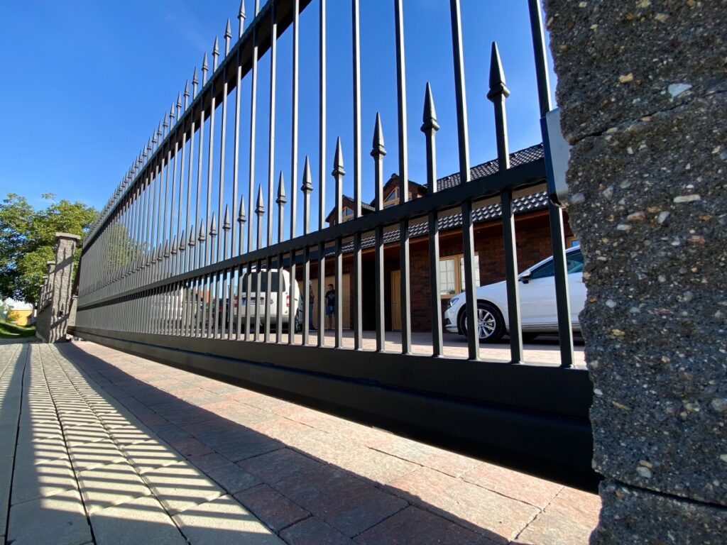Samonosná brána šíře 6m z robustních pevných ocelových profilů