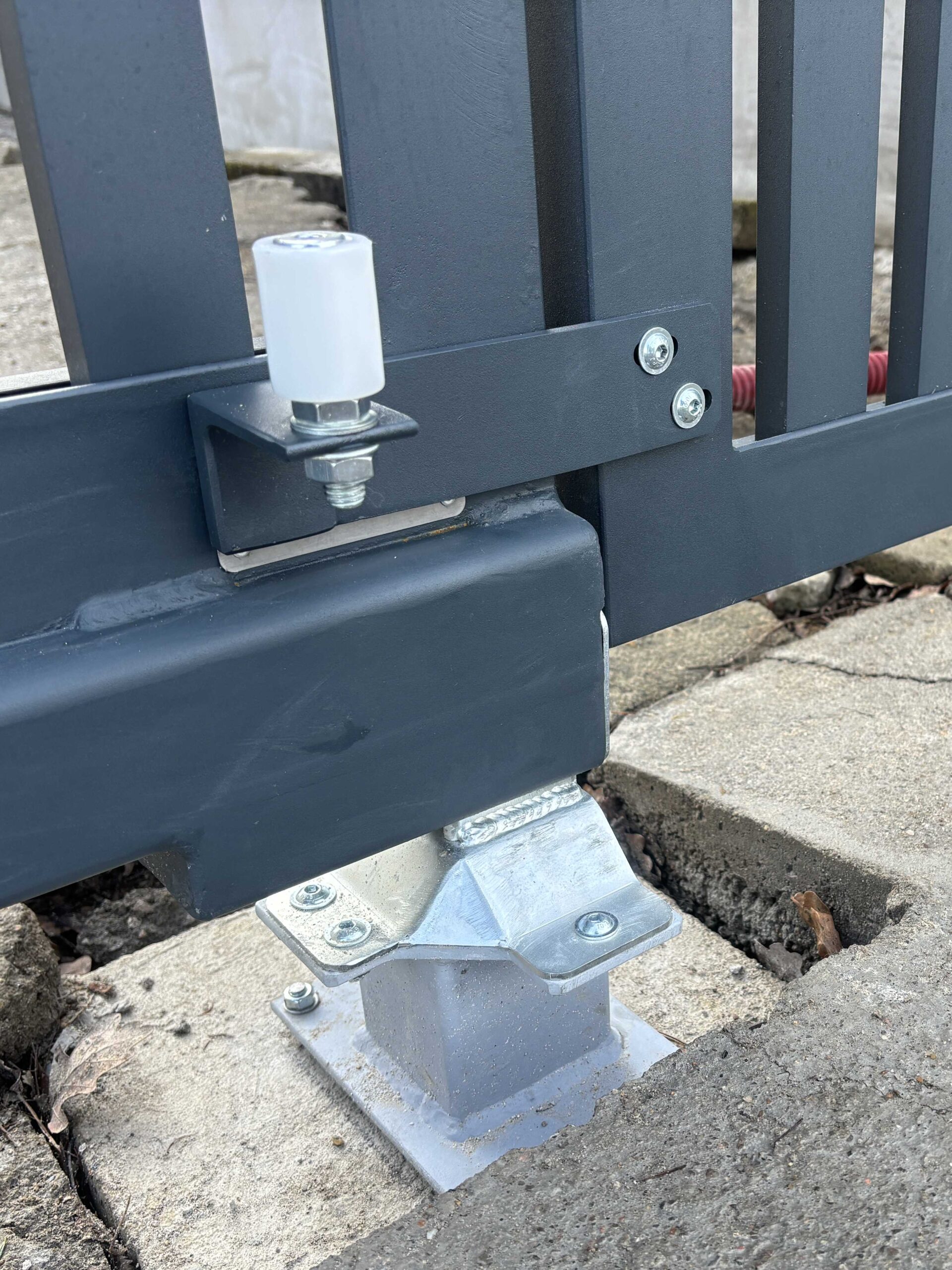 Detail dojezdové kapsy samonosné brány PROWERK pro stabilizaci při otevírání integrované branky