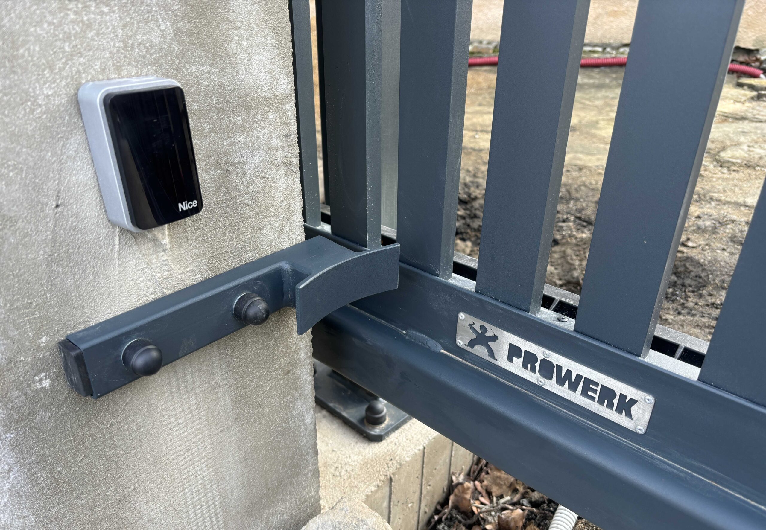 Detail opěrky pákového mechanismu integrované branky SYNERGY u samonosné brány PROWERK