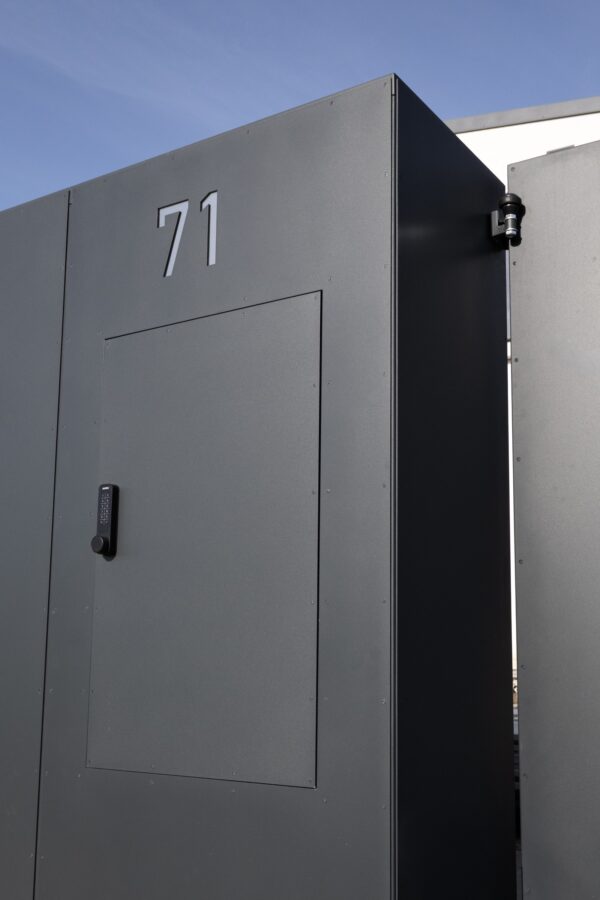 Detail na funkční sloupek s boxem pro balíky. Design FORTIS PV1404 z plechových 2D panelů. Realizace Osnice u Prahy.