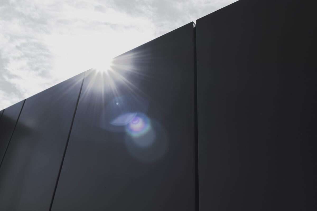 PROWERK detail výplně brány a plotu designu FORTIS PV1405 - plechové 3D svislé kazety. Realizace Drahelčice u Prahy.