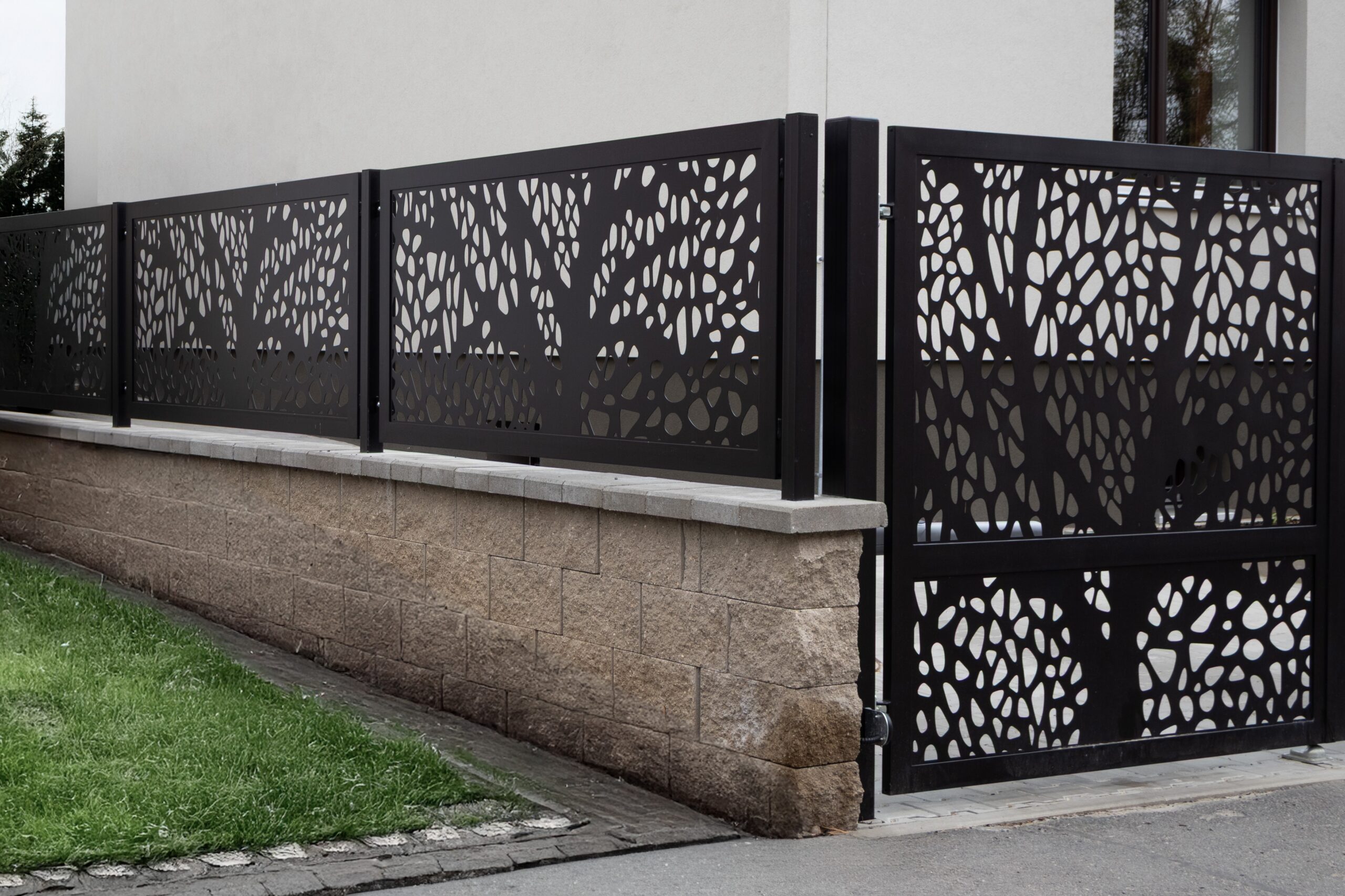 PROWERK IDENTITY PVDV07 designová výplň laserem vypálené siluety stromu na plotových polí umístěných na zděné podezdívce. Realizace Praha Hostivice. 