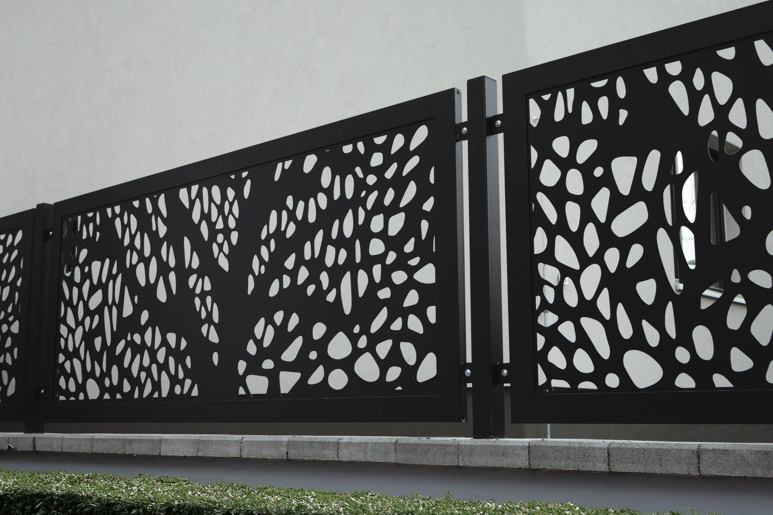 PROWERK plotové pole designu IDENTITY PVDV07 s vypáleným obrazem siluety stromu. Luxusní strukturovaná černohnědá barva. Realizace Praha.