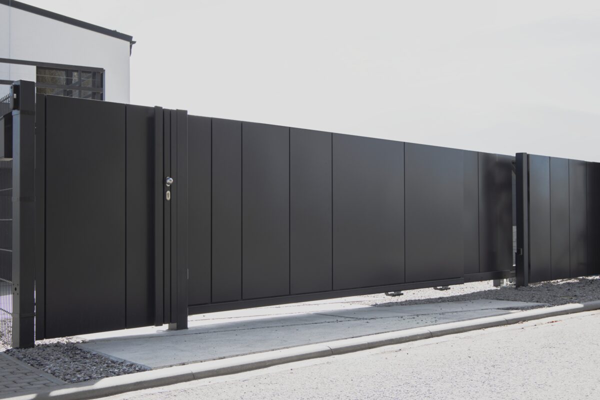 PROWERK luxusní vstupní sestava na pozemek. Teleskopická samonosná brána a vstupní branka v designu výplně FORTIS PV1405 - 3D plechové svislé kazety různých šířek.