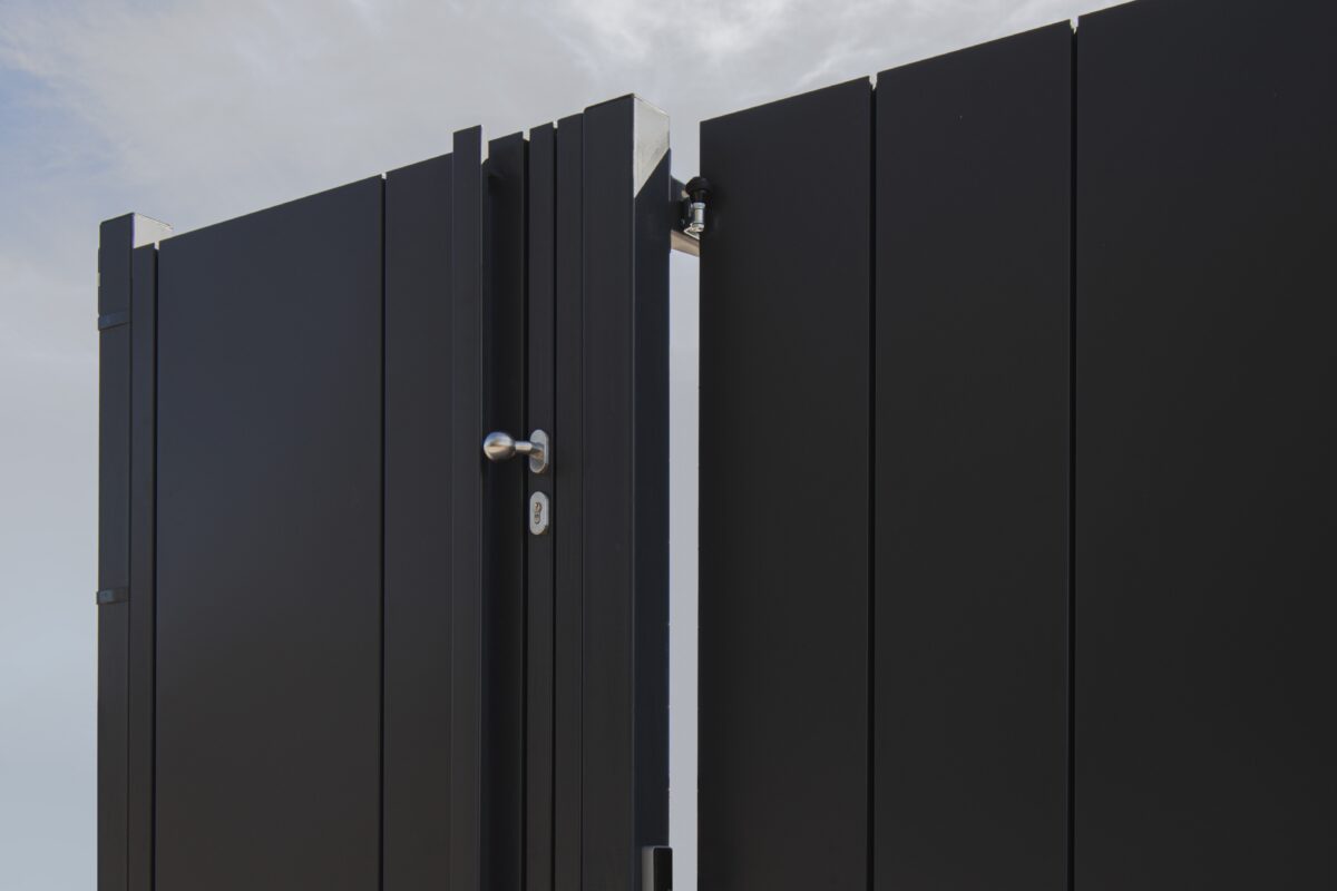 PROWERK detail výplně designu FORTIS PV1405 s plechovými svislými 3D kazetami umístěných na vstupní brance a teleskopické samonosné bráně. Realizace Drahelčice u Prahy.