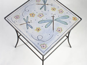 Kovový stoleček s ručně vyráběnou dlaždicí s motivy vážek z atelieru deMonique