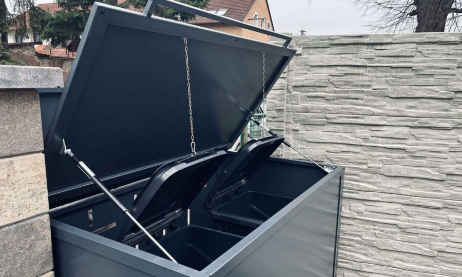Box na dvě popelnice s výklopným víkem a předními dvířky. Součástí moderního prémiového oplocení s výplní laserem vypálených obrazů.