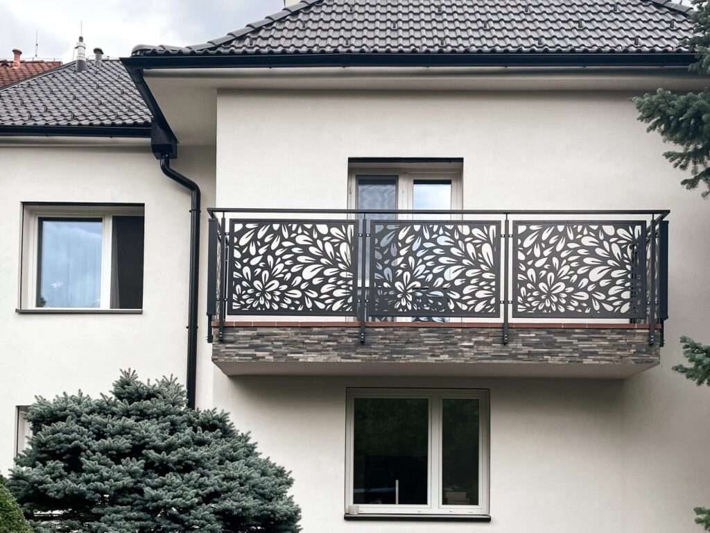 Venkovní modulové balkonové zábradlí PROWERK s designovou výplní s laserem vypálenou kresbou květů. Zábradlí s bočním kotvením. Žárově zinkováno a lakováno do antracitové barvy.