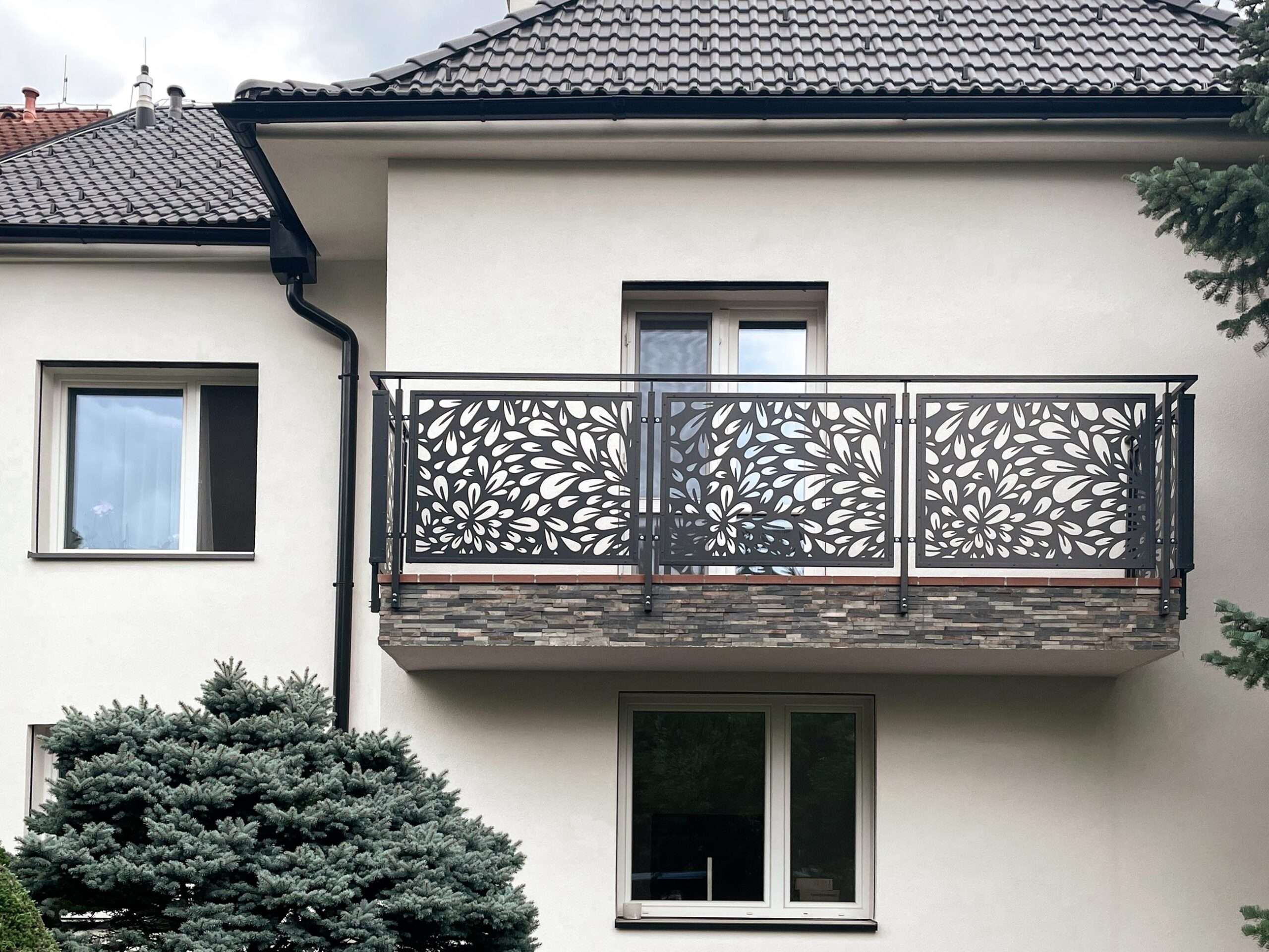 Designové modulové balkonové zábradlí PROWERK s laserem vypálenou kresbou květů. Zábradlí je zinkované a lakované práškovou antracitovou barvou.