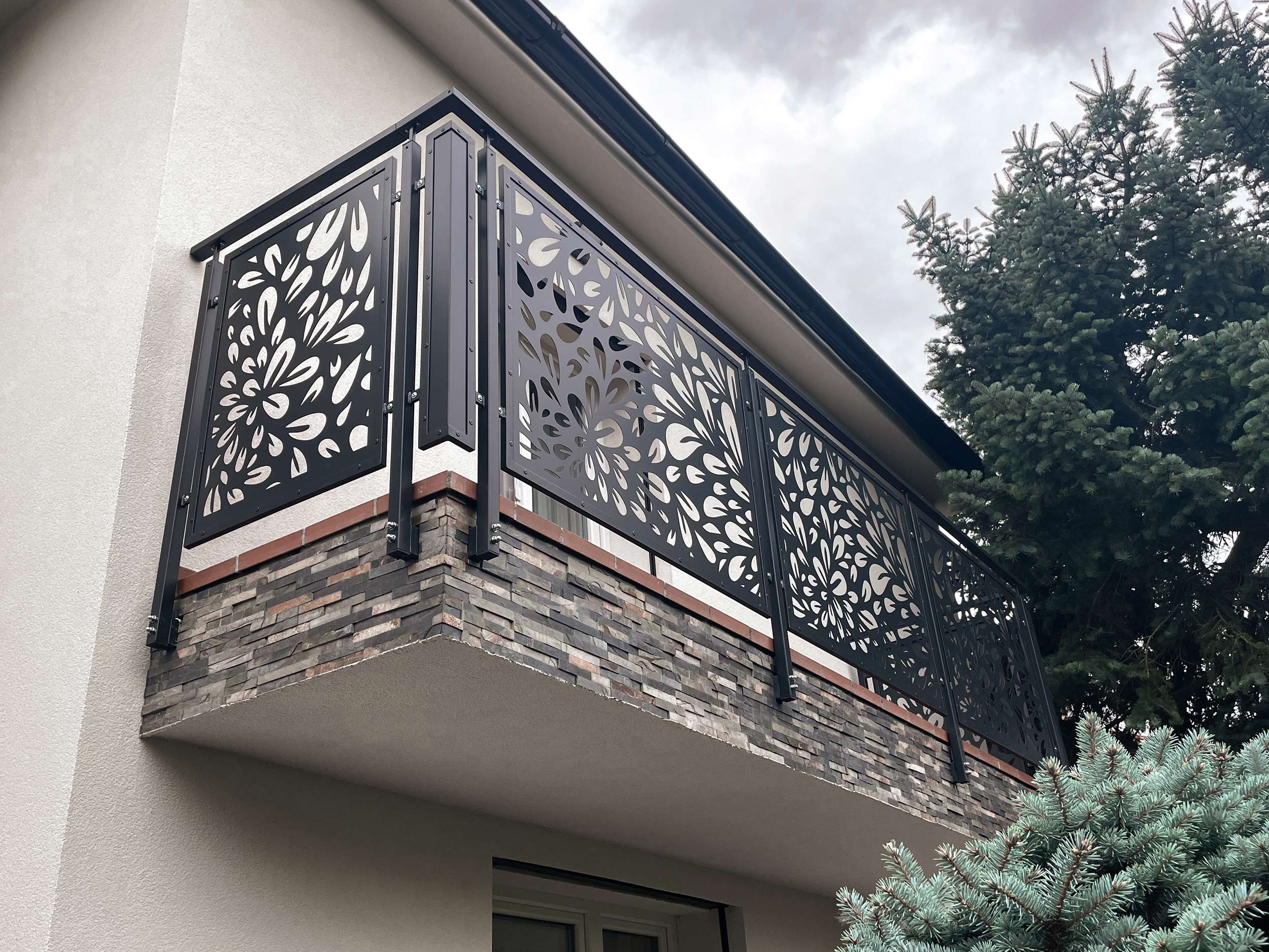 Modulové venkovní ocelové balkonové zábradlí PROWERK s designovou výplní s laserem vypálenou kresbou květů. Zábradlí žárově zinkované a lakované práškovou barvou.