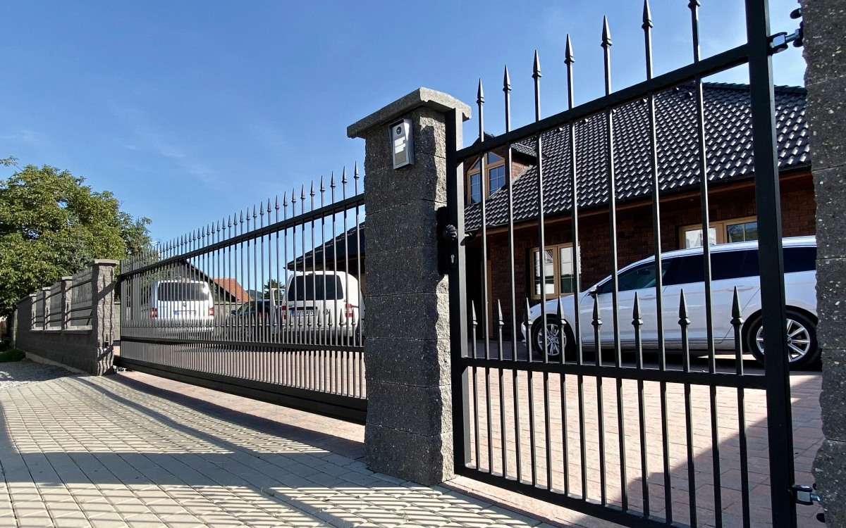 Tradiční oplocení s prutovou svislou výplní z plného kovářského čtyřhranu 12x12mm. Součástí kovového plotu je samonosná brána a vstupní branka. Lakováno černou kovářskou barvou. Realizace Králův Dvůr u Berouna.