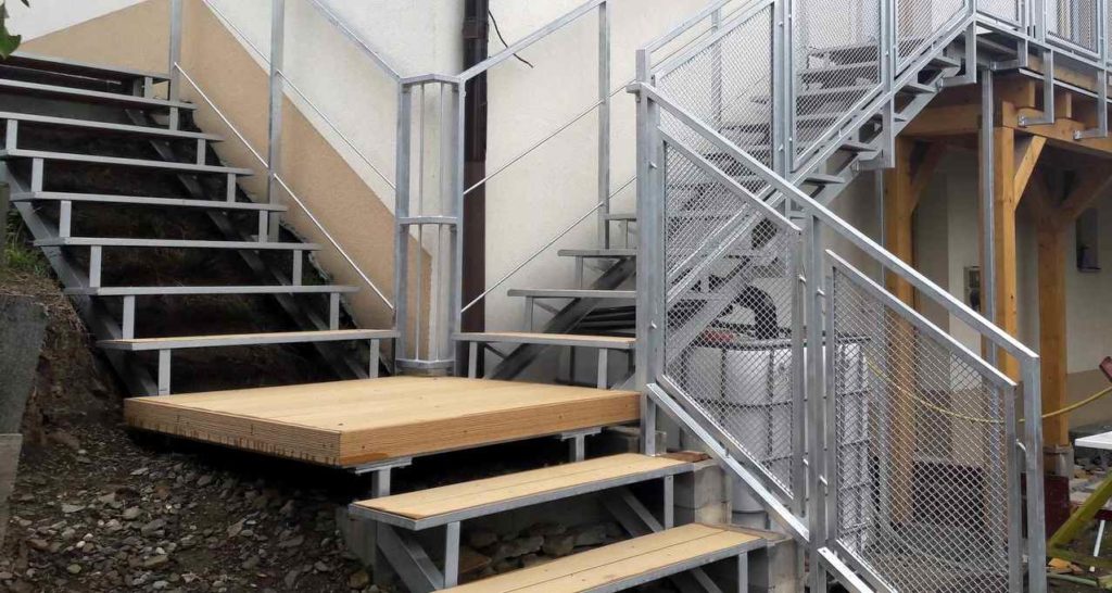 Venkovní schodišťové zábradlí PROWERK s výplní tahokovu. Tahokov je umístěný ve speciálním rámu. Zábradlí žárově zinkované.