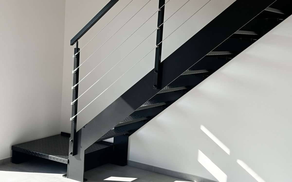 Industriální schody s plechovými stupni