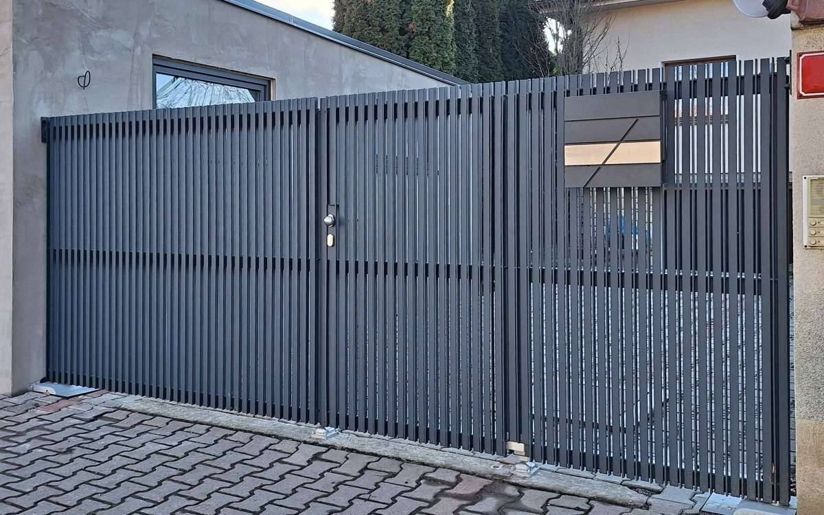Dvoukřídlá brána s integrovanou brankou s výplní svislých mikrolamel